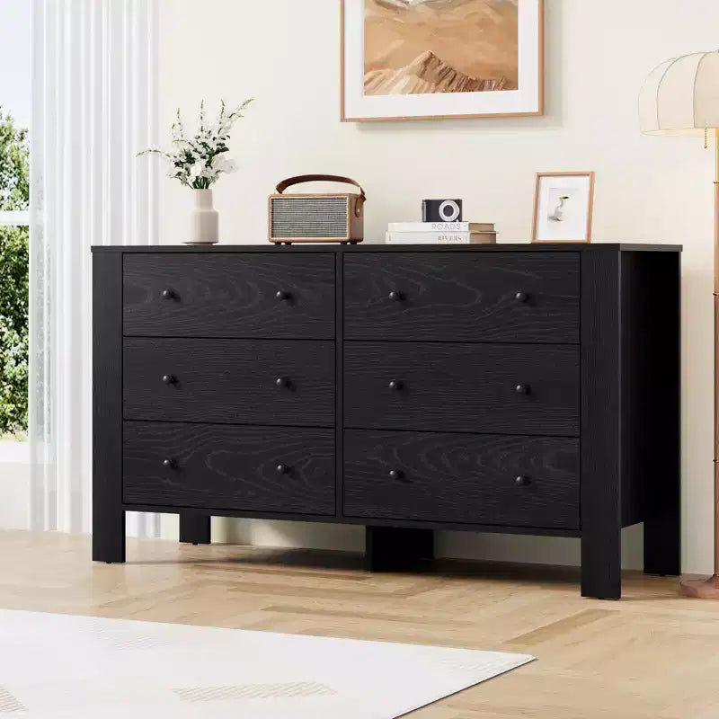 Une commode à six tiroirs convient aux chambres à coucher, aux entrées, aux couloirs,