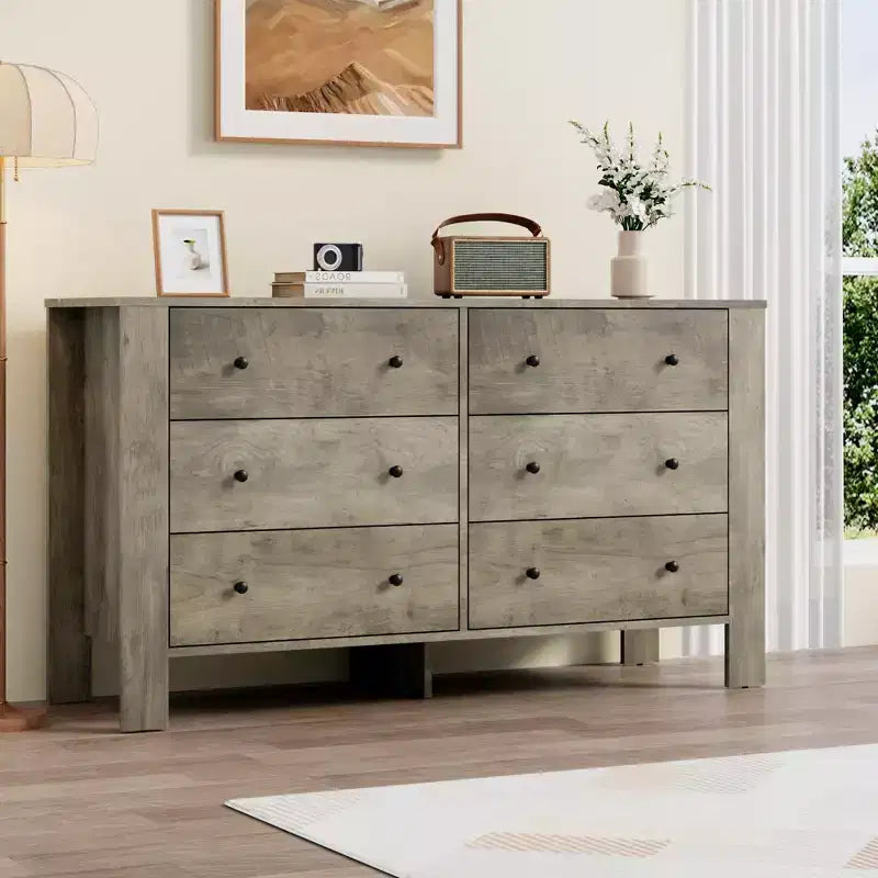 Une commode à six tiroirs convient aux chambres à coucher, aux entrées, aux couloirs,