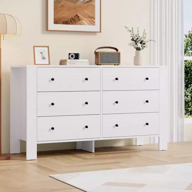 Une commode à six tiroirs convient aux chambres à coucher, aux entrées, aux couloirs,
