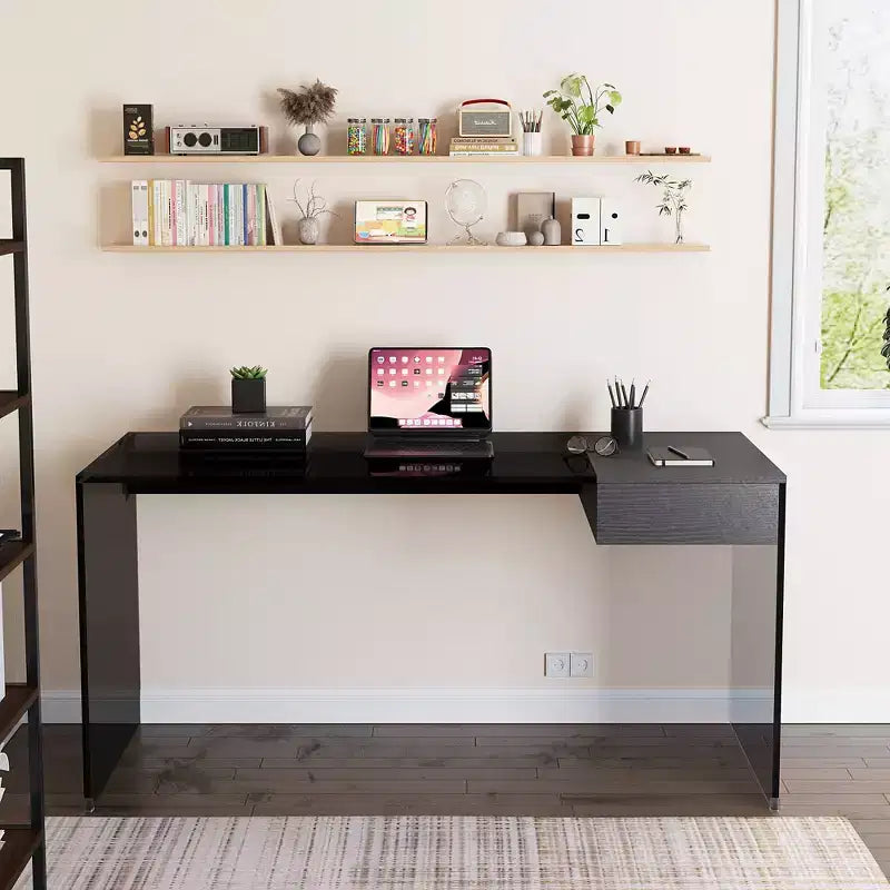 Bureau d'ordinateur moderne, bureau d'étude minimaliste noir
