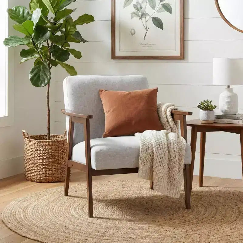 Fauteuil d'appoint rembourré en tissu avec cadre en hévéa de style milieu de siècle